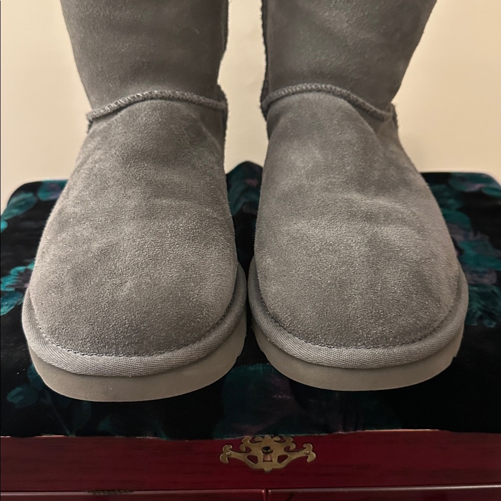 EUC UGG Classic Short Turn Lock Boots Grey Suede Shearling Sheepskin Wm 7 - Picture 9 of 16